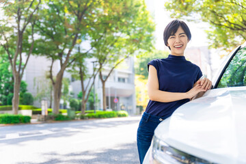 車の横に立つ女性