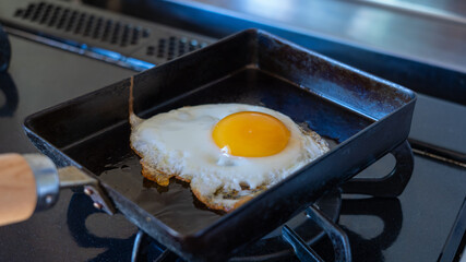 目玉焼きを作る。調理シーン。