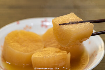 おでん　大根を食べる