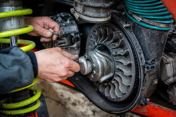 Quader or buggy repair - CVT belt replacement © Antonio