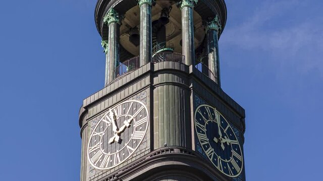 Time lapse video (4k): St. Michaelis Kirche (Michel) in Hamburg: Dial in time lapse