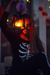 Obraz premium Woman preparing for Halloween