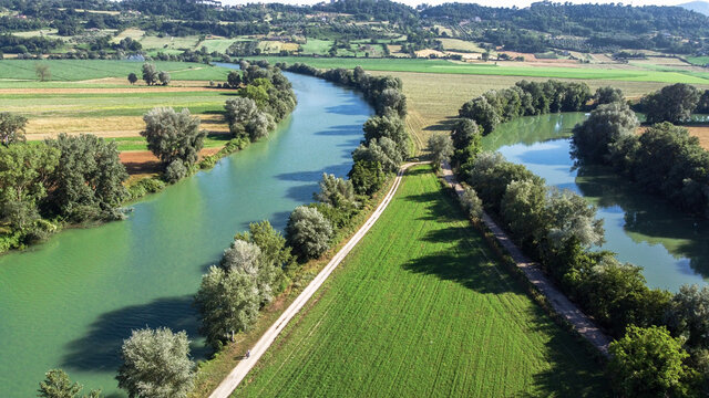 the noose of the Tiber. Two parallel rivers seen from above