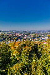 Obraz premium Burgruine Scharfenburg im herbstlichen Kleid bei Thal - Thüringen