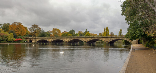 Fototapeta na wymiar The Serpentine - Hyde Park - London - Bridge