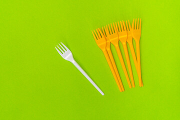 White and yellow forks