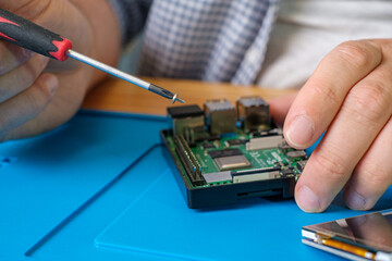 Raspberry Pi Computer reparieren - Techniker mit Raspberry Pi