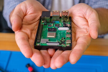 Raspberry Pi Computer reparieren - Techniker mit Raspberry Pi