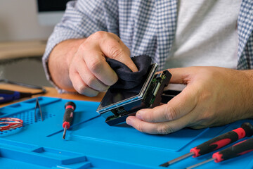 Raspberry Pi Computer reparieren - Techniker mit Raspberry Pi