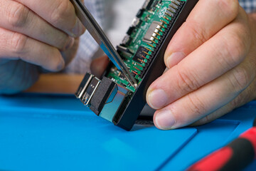 Raspberry Pi Computer reparieren - Techniker mit Raspberry Pi