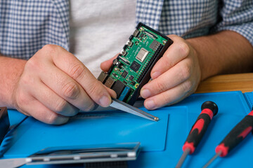 Raspberry Pi auseinanderbauen und reparieren - Techniker in IT Werkstatt 