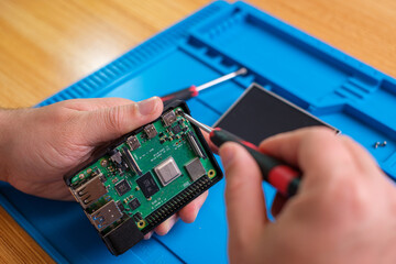 Raspberry Pi auseinanderbauen und reparieren - Techniker in IT Werkstatt 