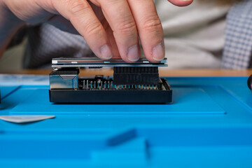 Raspberry Pi auseinanderbauen und reparieren - Techniker in IT Werkstatt 
