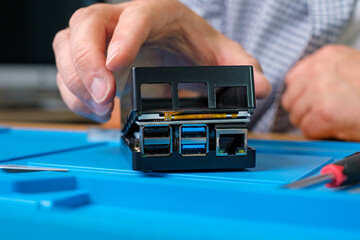 Raspberry Pi auseinanderbauen und reparieren - Techniker in IT Werkstatt 