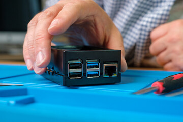 Raspberry Pi auseinanderbauen und reparieren - Techniker in IT Werkstatt 