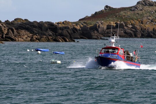 bateau de p&ecirc;che dans l'archipel des &icirc;les Chausey en Normandie dans la Manche