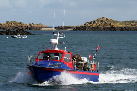 bateau de p&ecirc;che au homard dans l'archipel des &icirc;les Chausey dans la Manche en Normandie