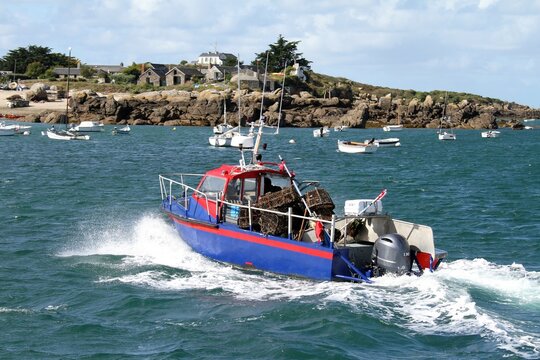 bateau de p&ecirc;che au homard dans l'archipel des &icirc;les Chausey dans la Manche
