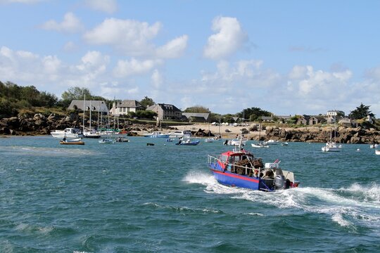 p&ecirc;cheur de homards dans l'archipel des &icirc;les Chausey dans la Manche