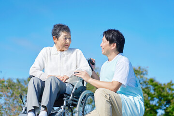 Naklejka premium 介護士と車椅子に乗る高齢者