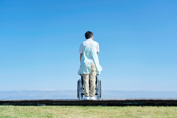 介護士　車椅子　後ろ向き