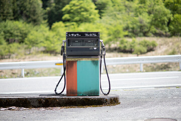 使われていない古いガソリン給油機