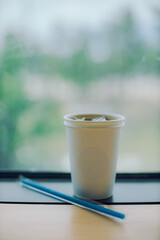 무더운 여름날 아이스커피 