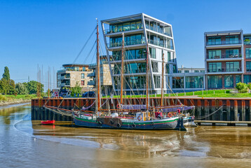 Altes Segelschiff im neuen Hafen von Stade