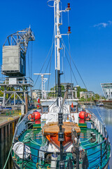 Fototapeta na wymiar Historisches Schiff im neuen Hafen von Stade