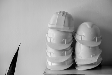 Cascos de una obra en construcción. Elementos de protección personal