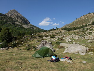 tente verte de bivouac en montagne pour camper