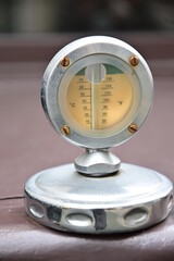 Emblem, Kühlerfigur eines Oldtimer aus den 1920er Jahren als Thermometer