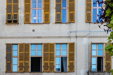 Obraz premium facades of buildings in the historic old town of Nice