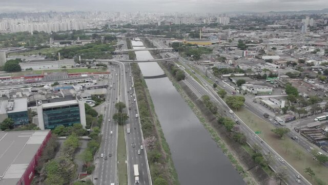 car traffic on Marginal Tiet&ecirc;. Important avenue in S&atilde;o Paulo, Brazil.