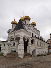 Fototapeta na wymiar Russian churches and cathedrals. Types of monasteries. Русские церкви и соборы. Виды монастырей. Iglesias y catedrales rusas. Tipos de monasterios