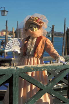 Carnaval de Venise mardi gras costume et masque de couleur fête traditionnelle à Venise en Italie