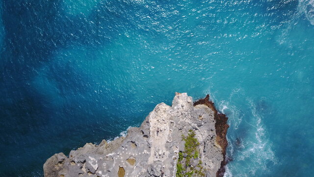 Drone cliff Nusa Ceningan Drone ocean sea view paradise blue crystal water grey travel exotic adventure island © Guilherme Camargo