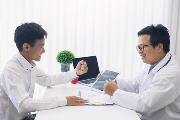 Obraz premium The patient clenched his fists, delighted, feel overjoyed that the doctors told him the results of the tests were in good health.