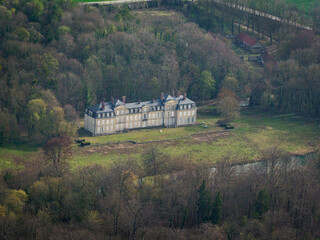 Fototapeta na wymiar vue aérienne du château de Fontenay-saint-Père dans les Yvelines en France