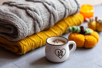 Obraz na płótnie Canvas Cup of hot tea with milk and spicy
