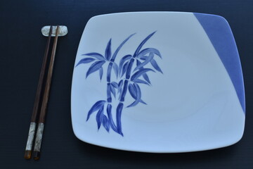 assiette et baguettes chinoises décoration bambou couleur bleue