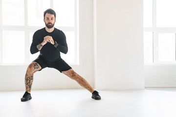 Obraz premium Confident mid aged white sportsman exercising