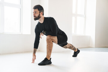 Obraz premium Confident mid aged white sportsman exercising