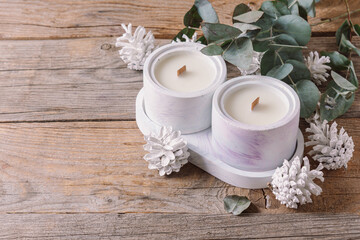 Obraz na płótnie Canvas Scented soy wax candles and Christmas decorations. Wooden background