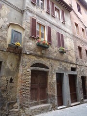 Fototapeta na wymiar Fachada de viejos edificios de Siena, Italia