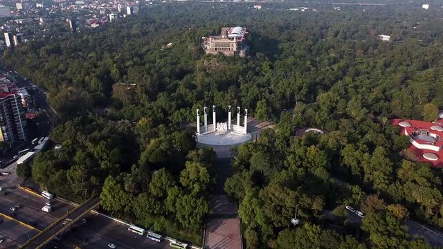 Castillo en la Ciudad de M&eacute;xico desde toma a&eacute;rea con drone