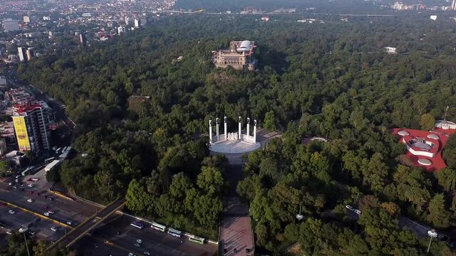 Castillo en la Ciudad de M&eacute;xico desde toma a&eacute;rea con drone
