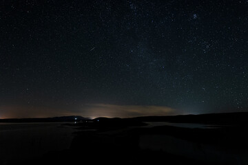 Night photography in the Pantano de Alcantara. Extremadura. Spain. - obrazy, fototapety, plakaty