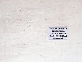 Cartaz de vacinação contra COVID-19 em um Centro de Apoio a População em Situação de Rua.  - obrazy, fototapety, plakaty