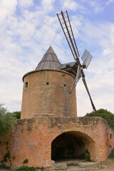Le moulin de Jérusalem et sa cave de rangement à Goult (84220), département du Vaucluse en région Provence-Alpes-Côte-d'Azur, France